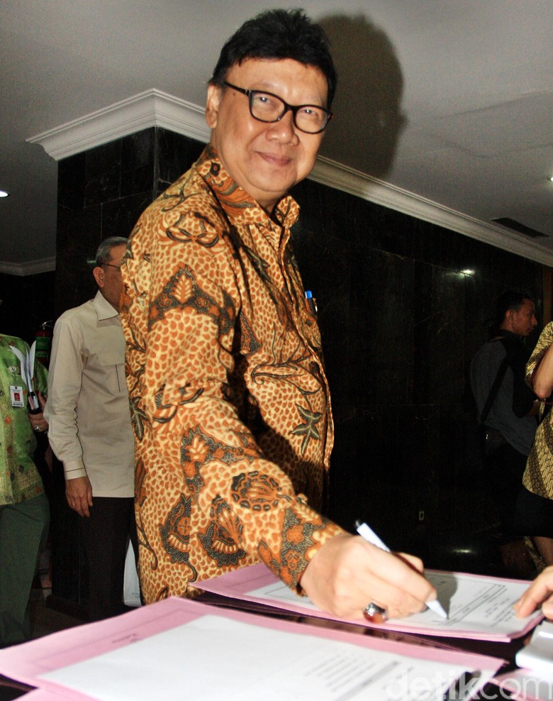 Mendagri Tjahjo Serahkan Koleksi 5 Harimau yang Diawetkan Miliknya ke BKSDA