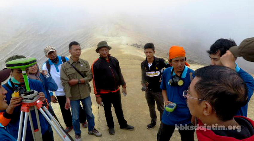 Pelatihan Metode Geodesi Di Kawah Ijen