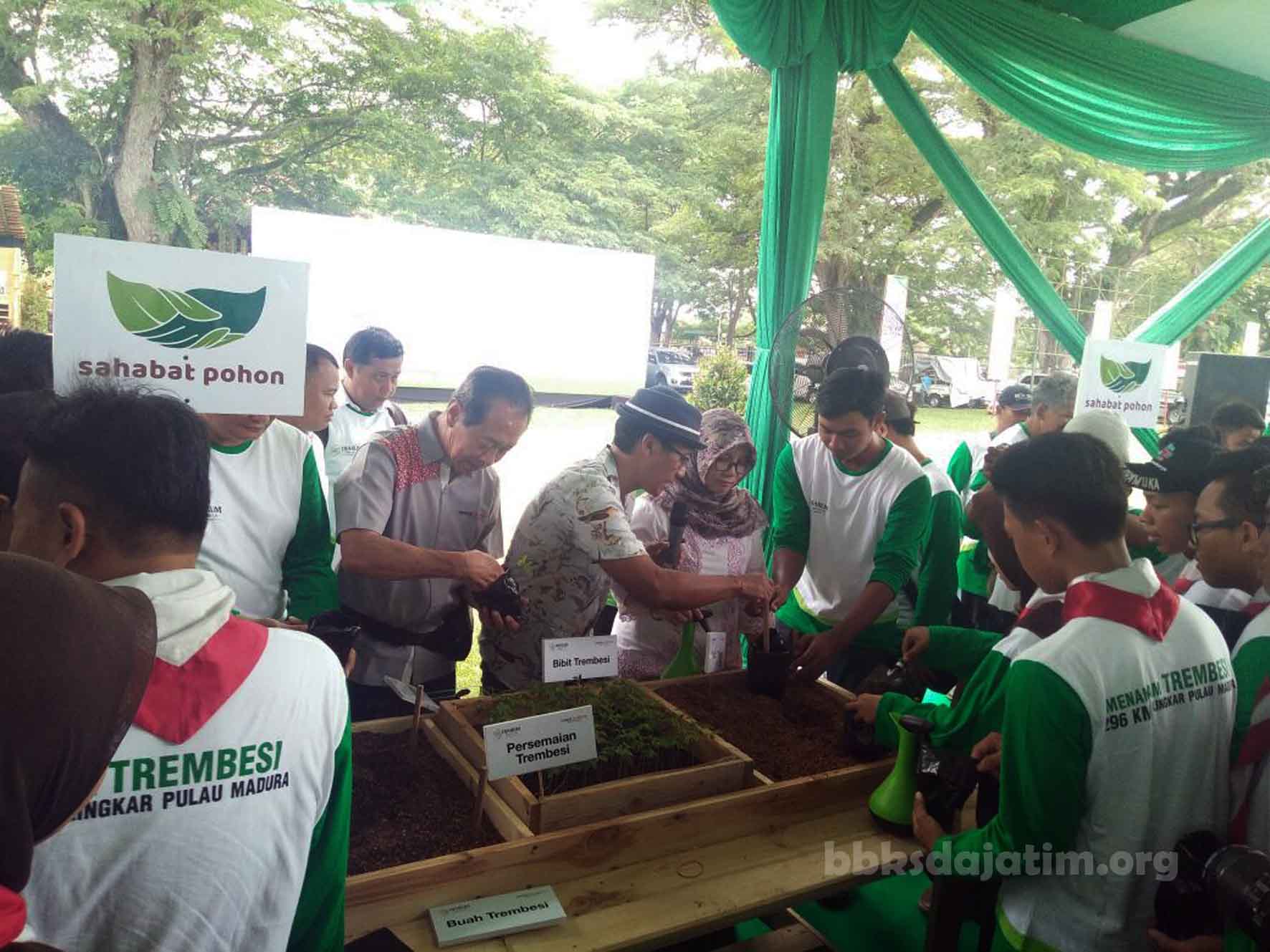 Ayu Dewi Utari dan Nugie Edukasi Lingkungan di Bangkalan