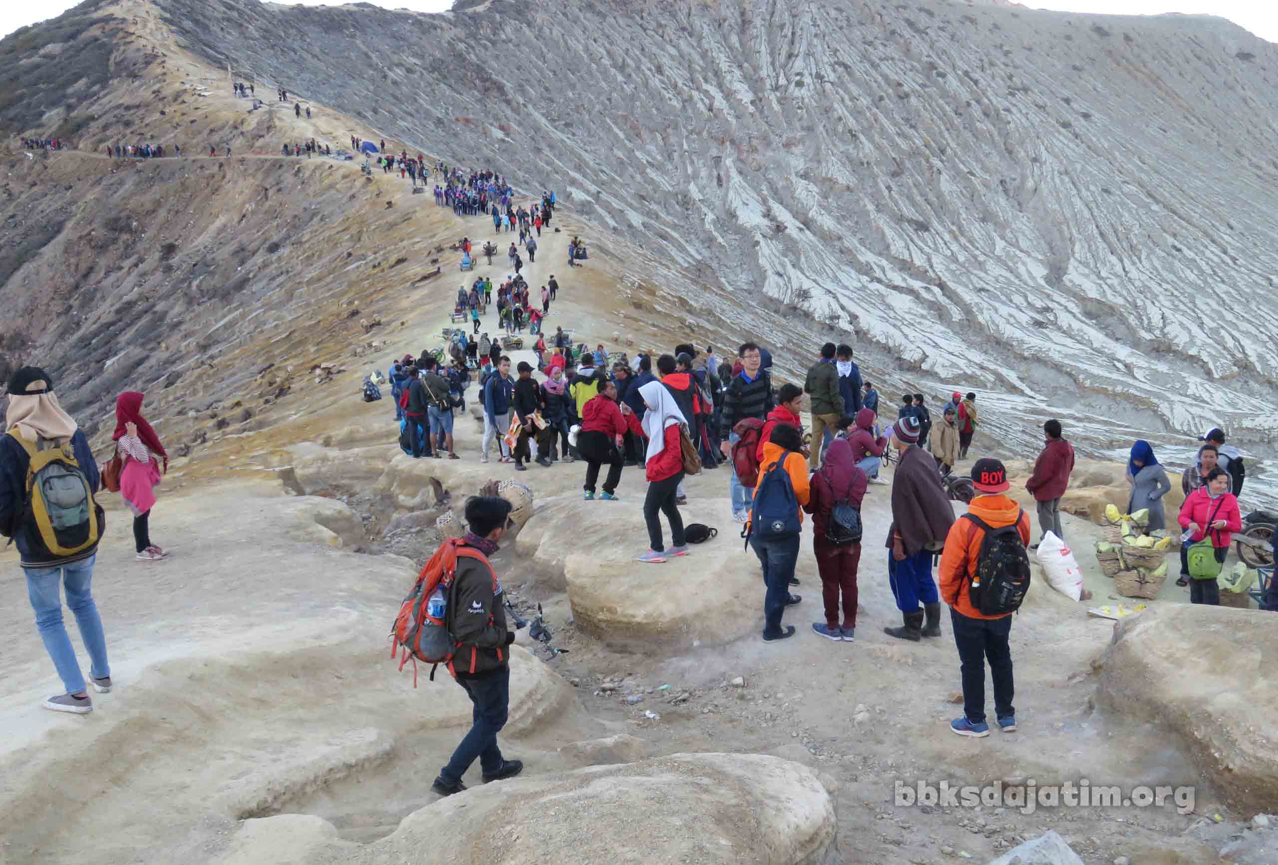 Ribuan Wisatawan Penuhi Kawah Ijen Saat Libur Tahun Baru