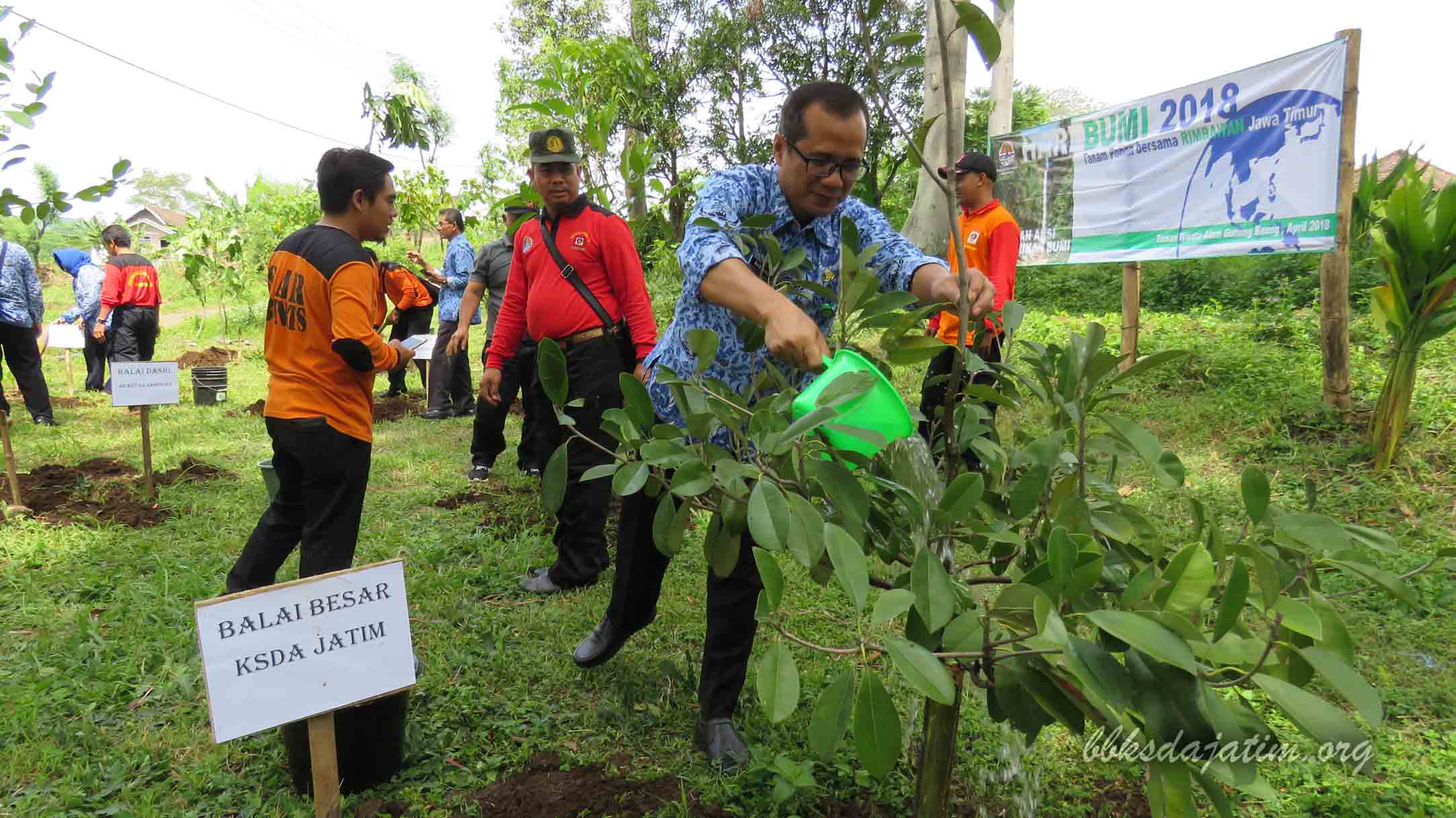 Peringati Hari Bumi, BBKSDA Jatim Tanami Desa Penyangga