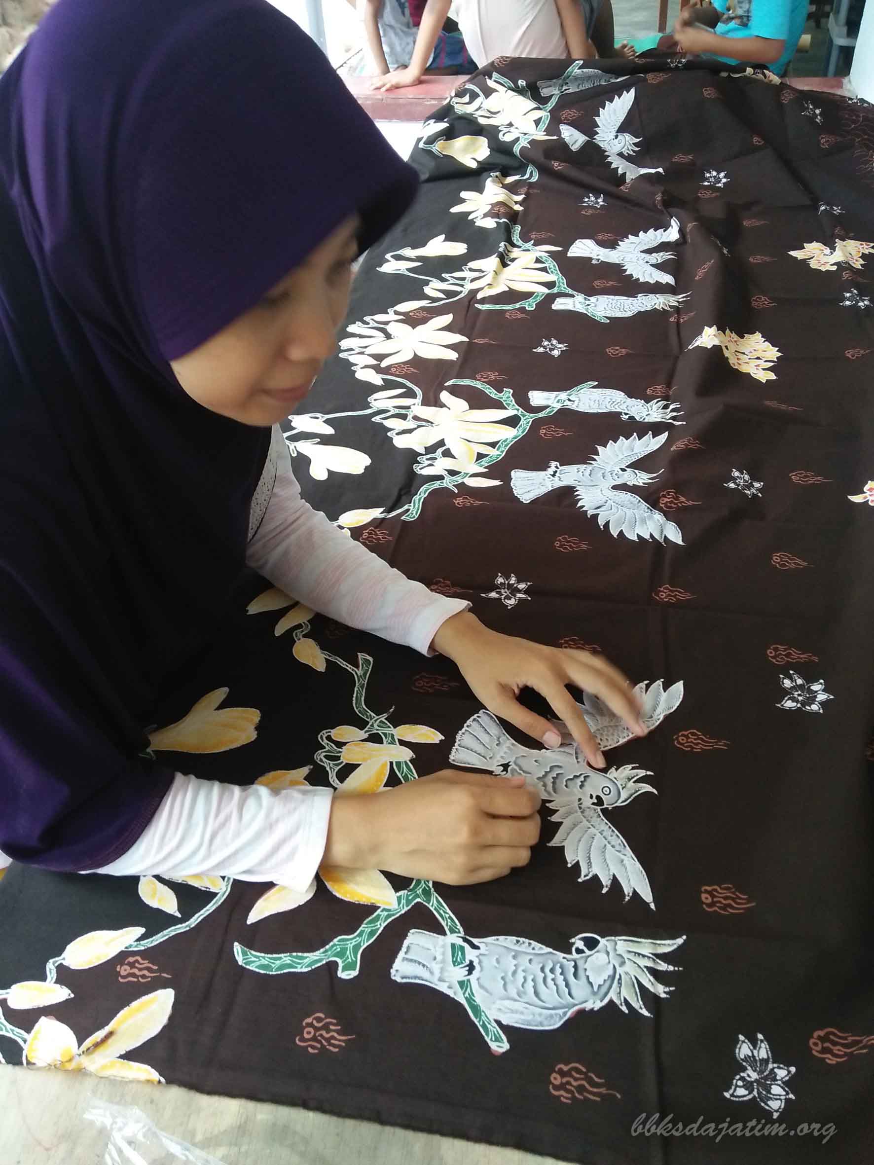Mengenalkan Konservasi Melalui Batik
