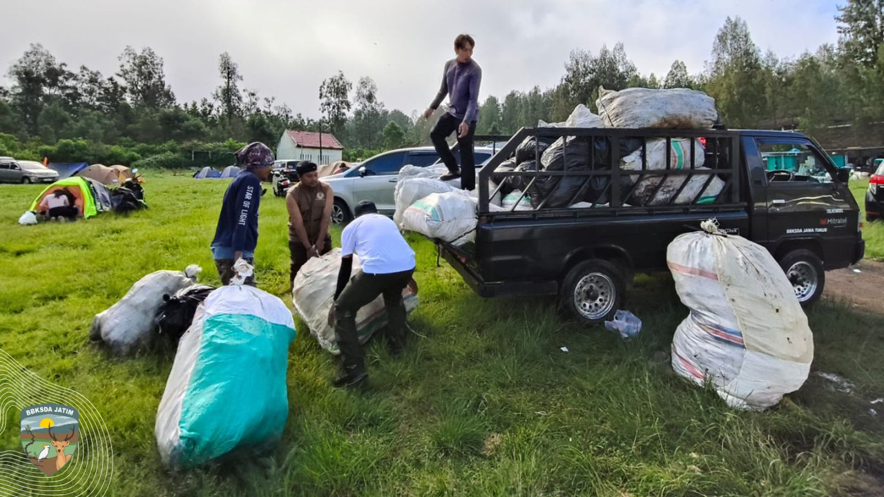 Wisatawan Membeludak, Sampah Menggunung, Ini Yang Dilakukan Petugas di Kawah Ijen