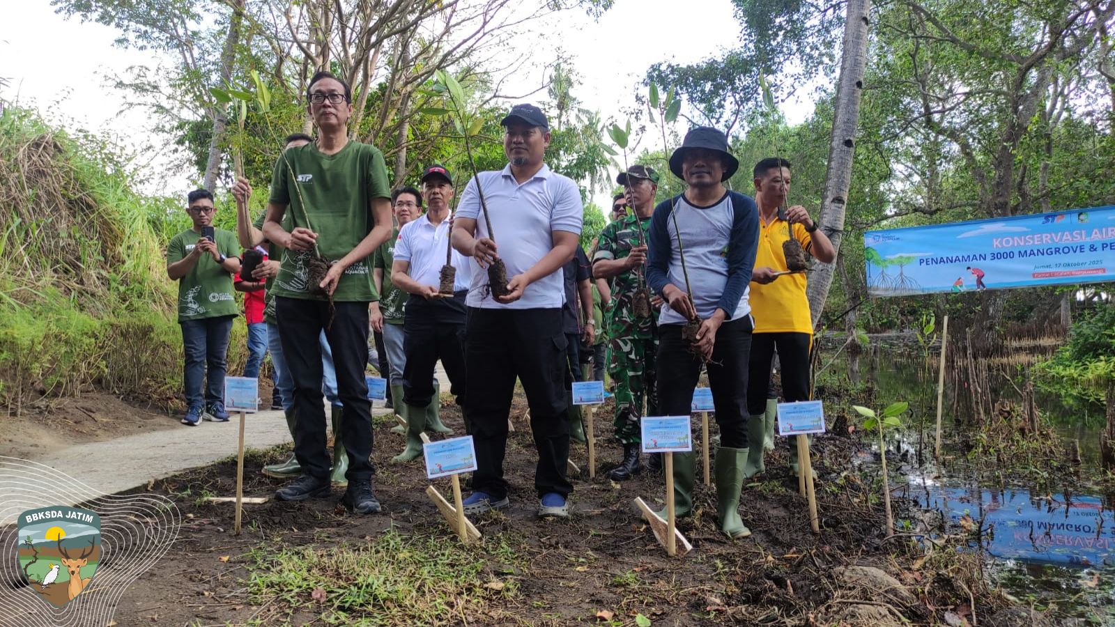 Menanam Harapan Dari Pantai Cacalan, Melepas Kehidupan Kembali ke Laut
