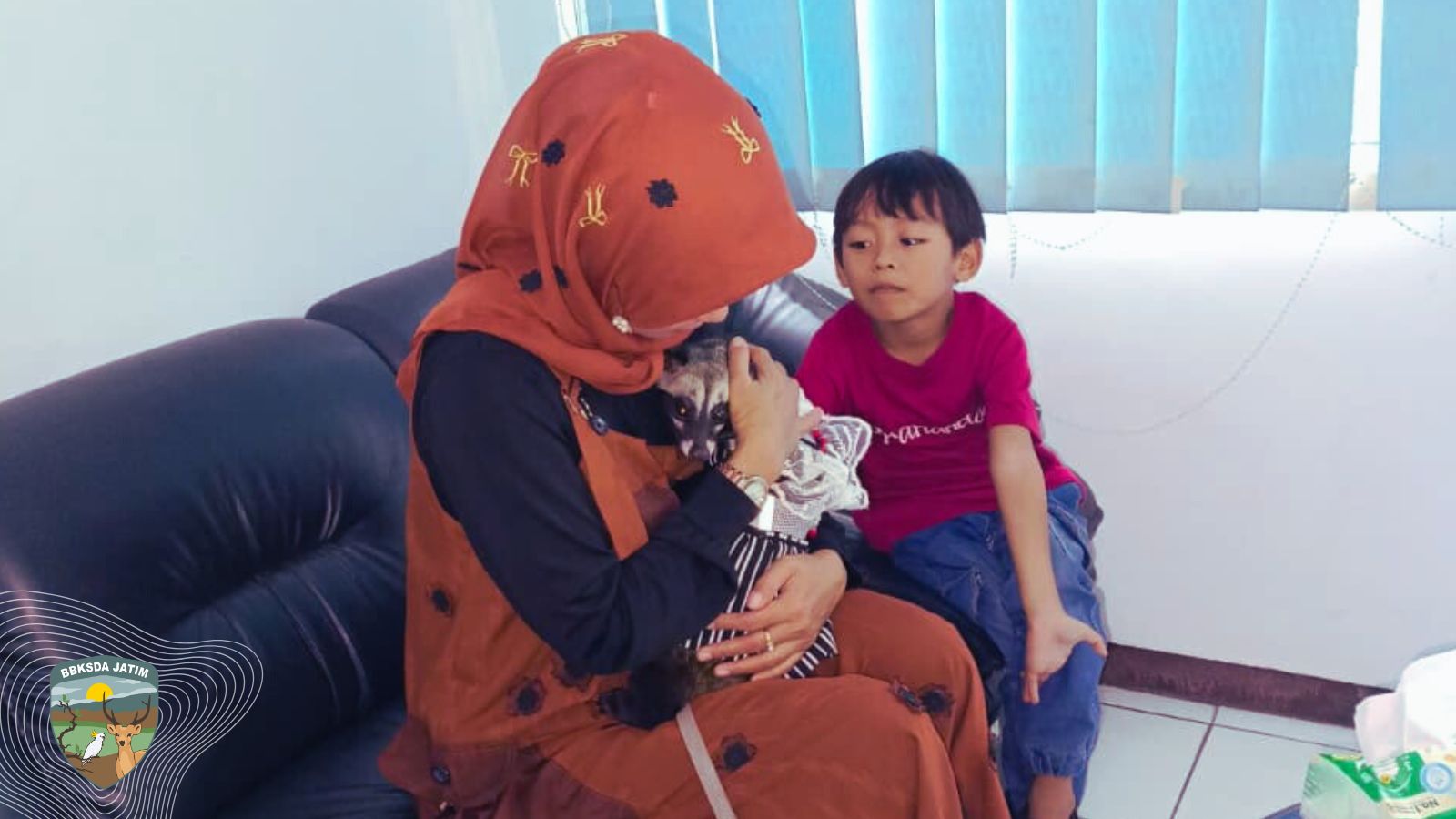 Peduli Konservasi, Seorang guru TK menyerahkan Musang Luwak yang dipelihara Sejak Bayi